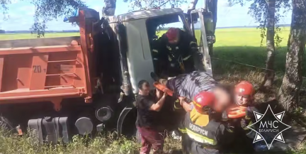 В Крупском районе спасатели извлекли из кабины водителя грузовика
