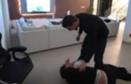 Обиделся. Чеченский боец ММА жестоко избил блогера во время стрима