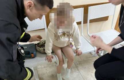Нога малышки застряла между металлическими сиденьями в Могилеве: что было дальше