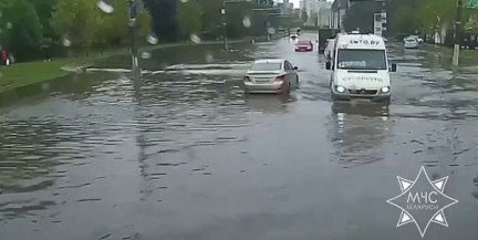 Последствия сильного дождя в Минске устраняют коммунальные службы и подразделения МЧС