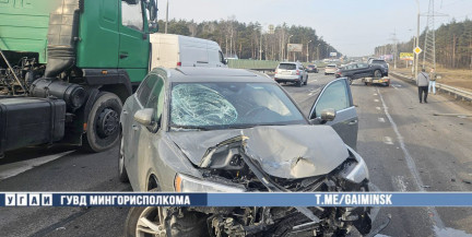 Легковушка врезалась в грузовик на МКАД: что известно