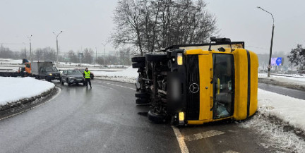 На Партизанском проспекте в Минске опрокинулся грузовик