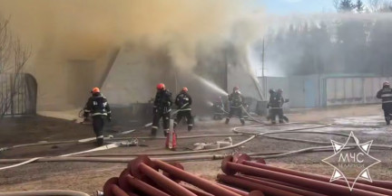 Спасатели МЧС потушили ангар на предприятии Новополоцка