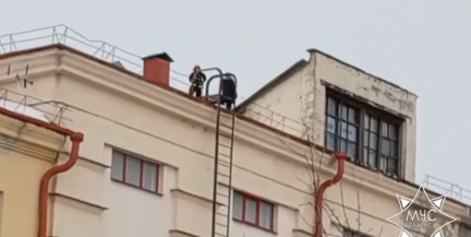 В Молодечно мужчина стоял на краю крыши торгового центра