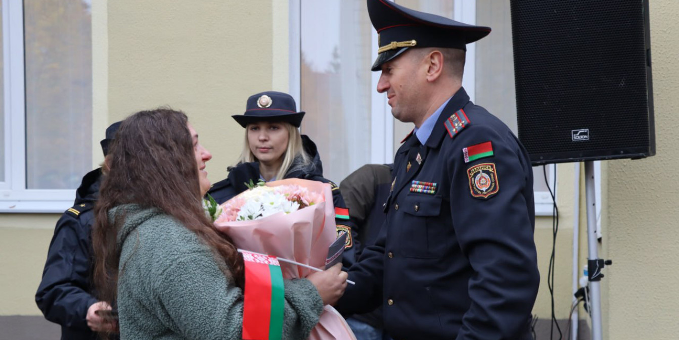 Шел по обочине дороги за городом. Многодетная мать помогла незнакомому ребенку вернуться в семью