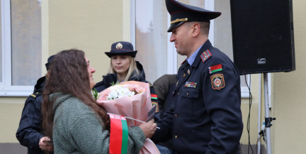 Шел по обочине дороги за городом. Многодетная мать помогла незнакомому ребенку вернуться в семью