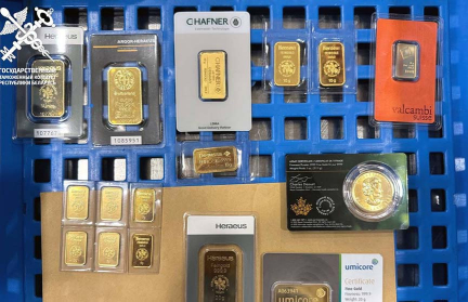 Гражданка Германии, прилетевшая в Беларусь, «забыла» задекларировать 15 слитков золота
