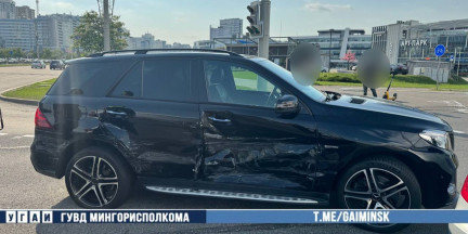 Хотел проскочить. В Минске Mercedes вылетел на перекресток и врезался в Zeekr