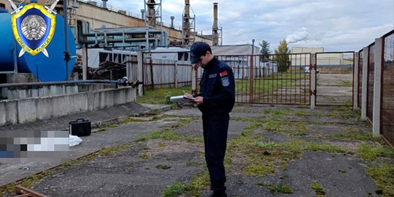 Следователь фиксирует данные на месте гибели рабочего на территории промышленного предприятия