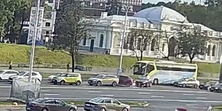 Массовое ДТП с участием автобуса и трех легковых автомобилей произошло на проспекте Независимости в Минске