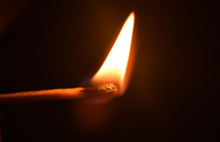 В Копыльском районе мужчина нашел свою сожительницу в объятиях с собутыльником, облил их бензином и поджег