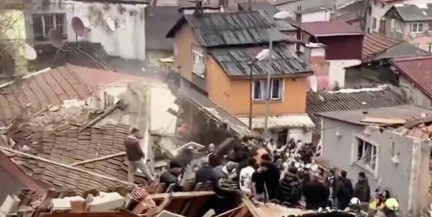 В Стамбуле после обрушения двух жилых домов спасены три человека