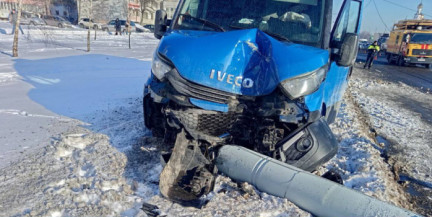 Грузовик после маневра легковушки врезался в столб в Бресте