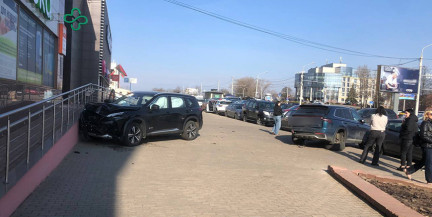 Nissan врезался в здание на проспекте Победителей из-за заклинившей педали