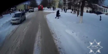 Работники МЧС спасли пожилую женщину из горящей квартиры в агрогородке Геранены