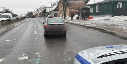 Автомобиль сбил женщину с ребенком на пешеходном переходе в Минске