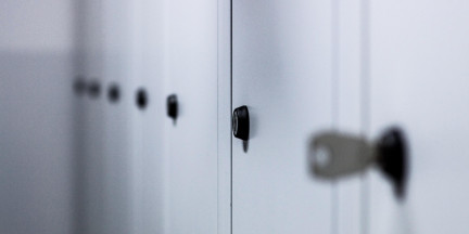 В Витебске женщина оставила собаку запертой в камере хранения магазина, пока делала покупки