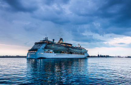 Экипаж круизного лайнера спас 10 человек, плывущих на плоту