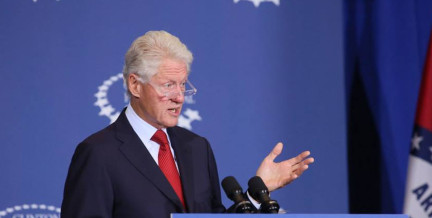 Билл Клинтон заявил, что считал стюардессами девушек, сопровождавших Эпштейна в самолете