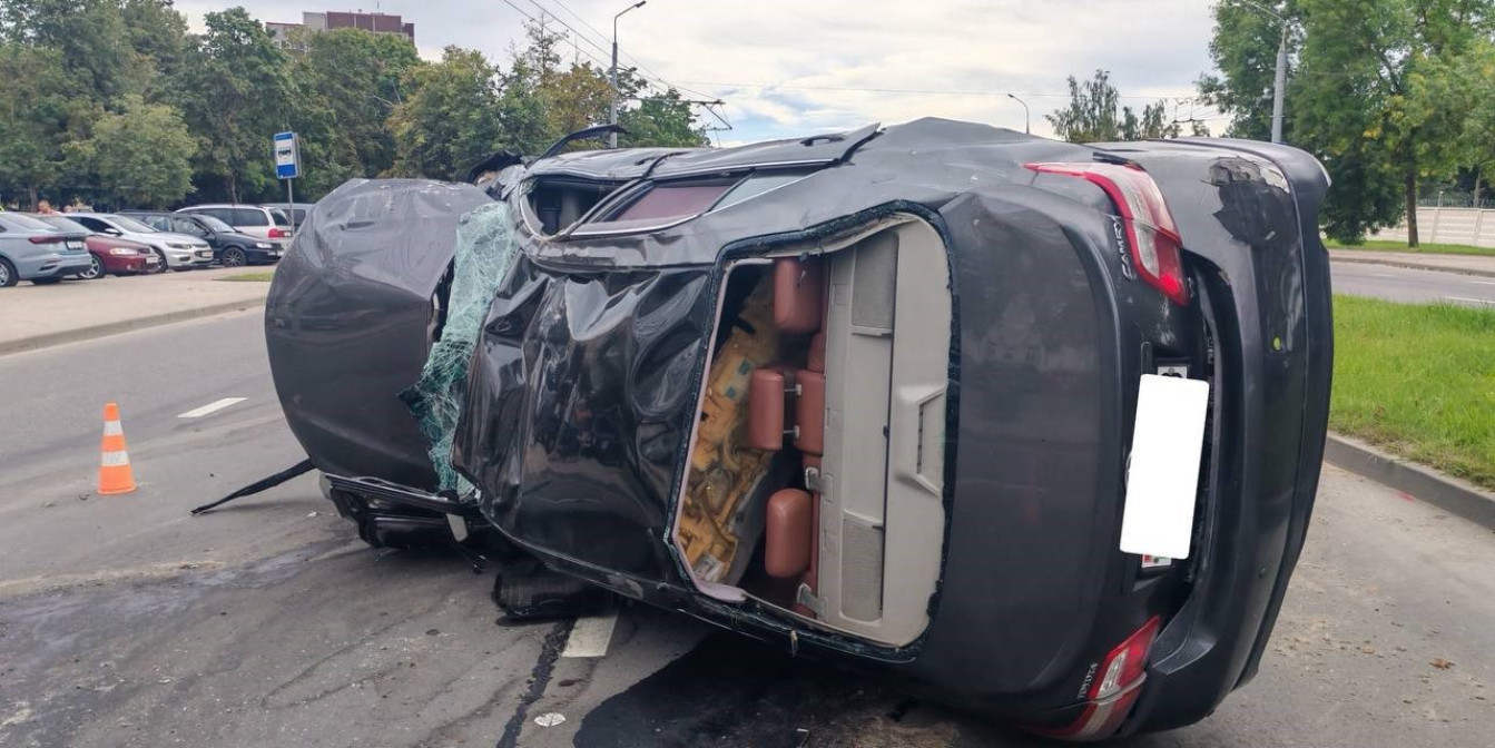 В Гродно на улице Болдина столкнулись три авто – Toyota перевернулась, водитель в больнице