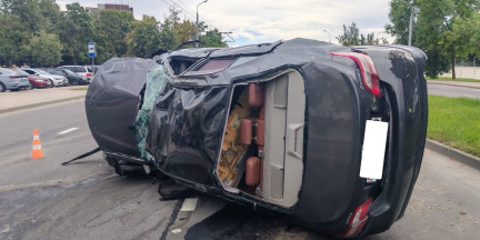 В Гродно на улице Болдина столкнулись три авто – Toyota перевернулась, водитель в больнице