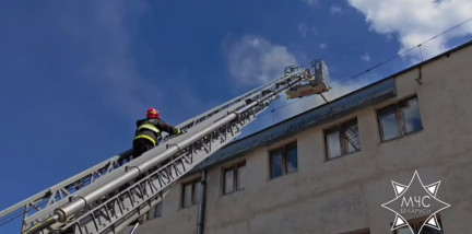 В Могилеве спасатели тушили кровлю здания, загоревшуюся во время капремонта