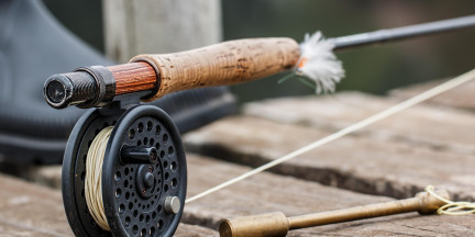 В России школьник случайно зацепил свою мать крючком во время рыбалки