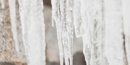 В Пензе ледяная глыба упала с крыши и смертельно травмировала женщину