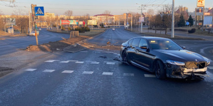 ДТП на Запорожской в Минске: BMW протаранил ограждение и выехал на встречку