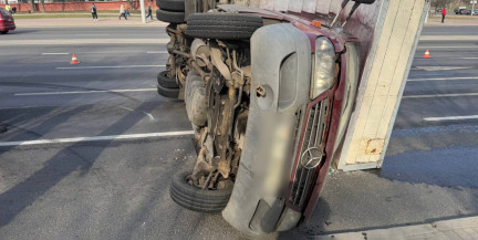 В Минске на Партизанском проспекте перевернулся грузовик