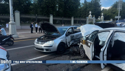 В Минске женщина-водитель повернула направо с четвертой полосы – в ДТП попали пять машин