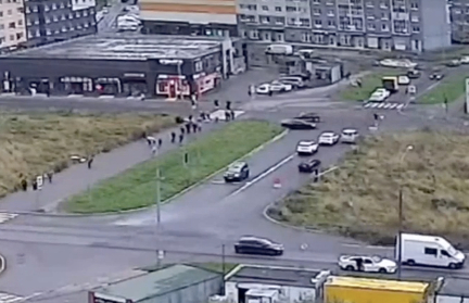 В Петербурге вылетевший на тротуар автомобиль сбил женщину и двоих детей