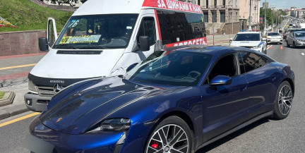 В Минске Porsche столкнулся с маршруткой на проспекте Независимости