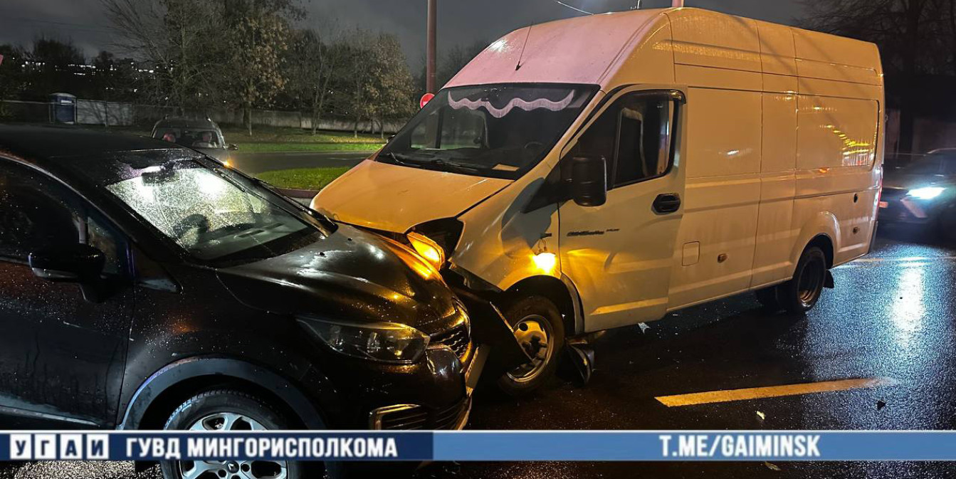ДТП в Минске: столкнулись четыре авто, водитель Renault на обследовании