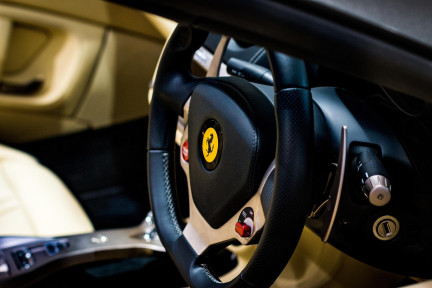 Рэпер Navai на Ferrari без номеров врезался в светофор в центре Москвы