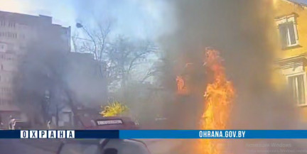 В Бресте загорелся автомобиль. Потушить его помогли сотрудники МВД