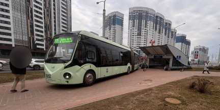 В Минске троллейбус выехал на встречку и тротуар — водителю стало плохо