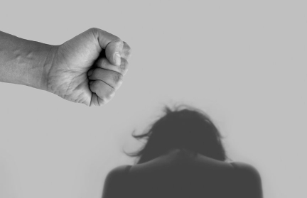 Британец пригласил в гости знакомую и 18 часов издевался над ней