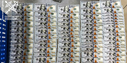 ГТК: пассажир рейса Ташкент – Минск пытался ввезти более $40 тыс. без декларирования