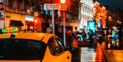 В Саратове мужчина избил таксиста за отказ его подвезти