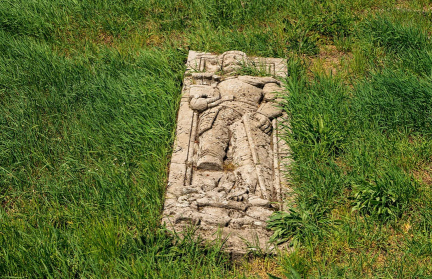 Гроб с человеческими костями нашли на территории больницы в России