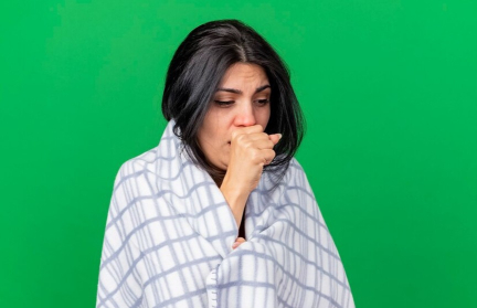 Снова носить маски из-за вируса с «кровавым кашлем» посоветовали в России