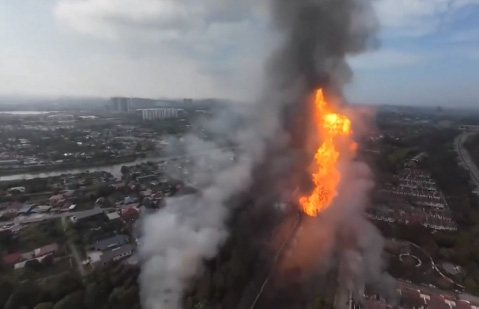 В Малайзии после взрыва на газопроводе появился огромный огненный столб высотой в полкилометра