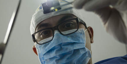 Хирурги в Намибии удалили опухоль мозга, пока пациентка играла на гитаре