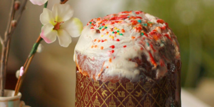 В Москве девушка сделала видео с куличом и теперь проходит по уголовному делу