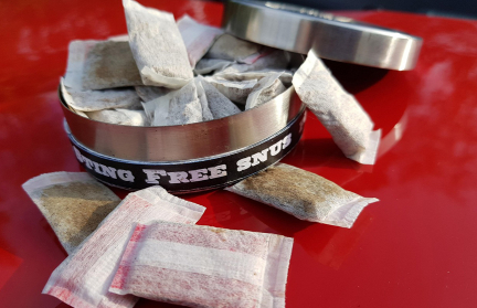 Навроцкий заявил, что не собирается отказываться от употребления снюса