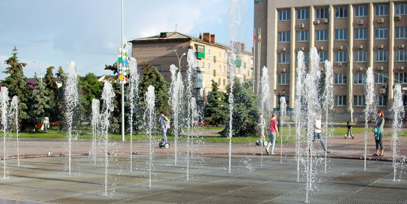 жаркая погода и работают фонтаны