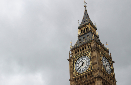 В школах Британии девочкам запретили носить юбки из-за равенства полов