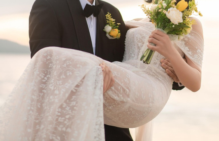 Жених ростом 190 см нашел невесту на полметра ниже и поставил ее на табуретку