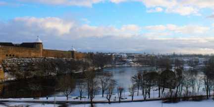 Сотни эстонцев стоят в очереди, чтобы попасть в Россию